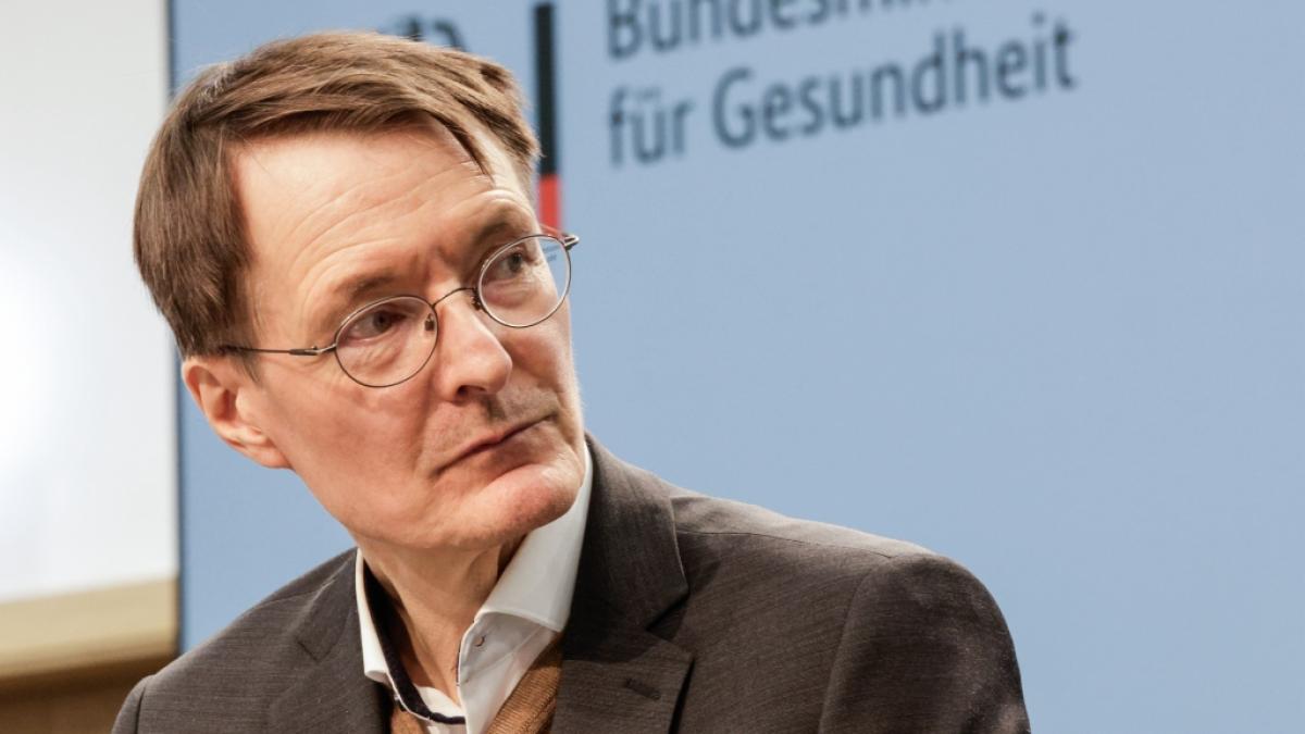 Gesundheitsminister Karl Lauterbach sorgt mit einer geplanten &Auml;nderung hinsichtlich der Kassenleistungen f&uuml;r Unmut im Netz. (Foto)