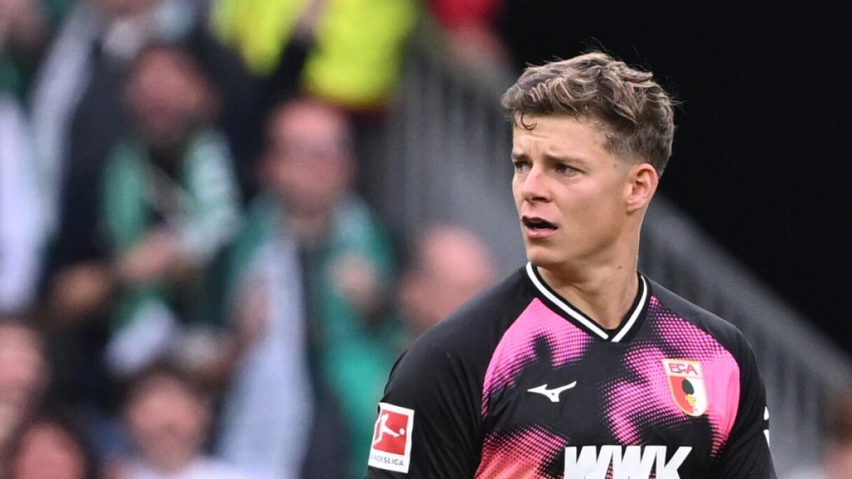 Finn Dahmen steht in der Bundesliga im Tor des FC Augsburg. (Foto)