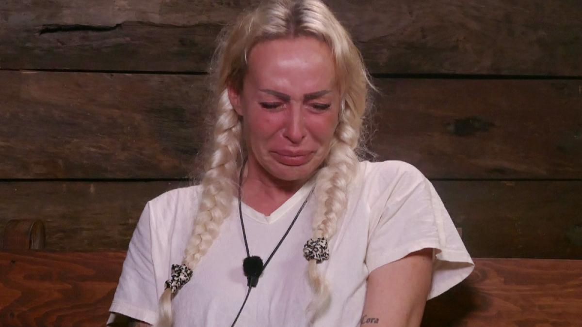 Cora Schumacher bricht im Dschungeltelefon in Tr&auml;nen aus. (Foto)