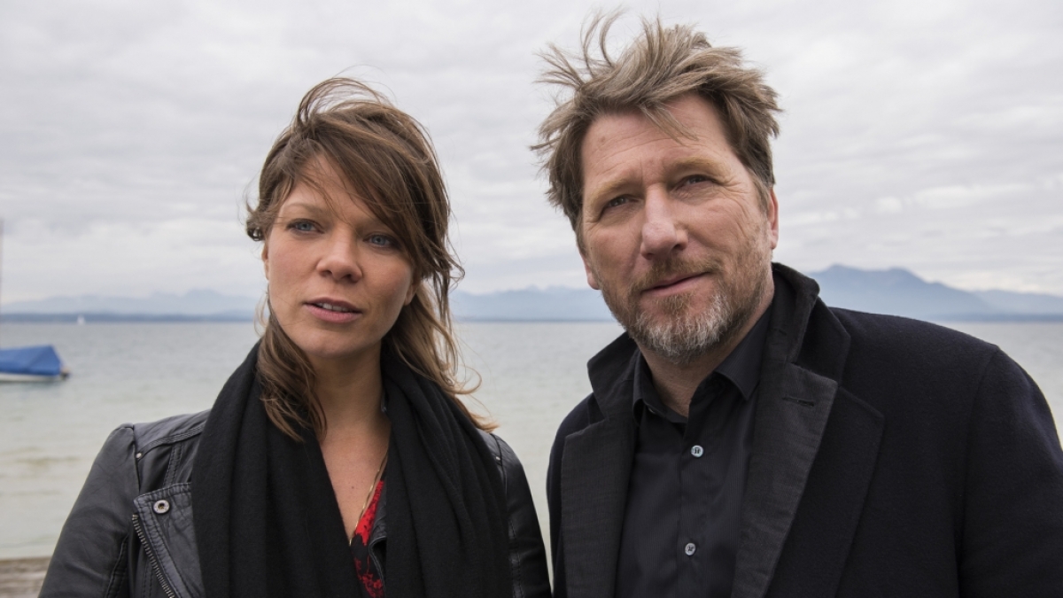 Alfons Hattinger (Michael Fitz, r.) und Sarah Beck (Jessica Schwarz, l.) verbringen ein paar Stunden in romantischer Zweisamkeit. Wird das den Kriminalkommissar von seiner Arbeit ablenken? (Foto)