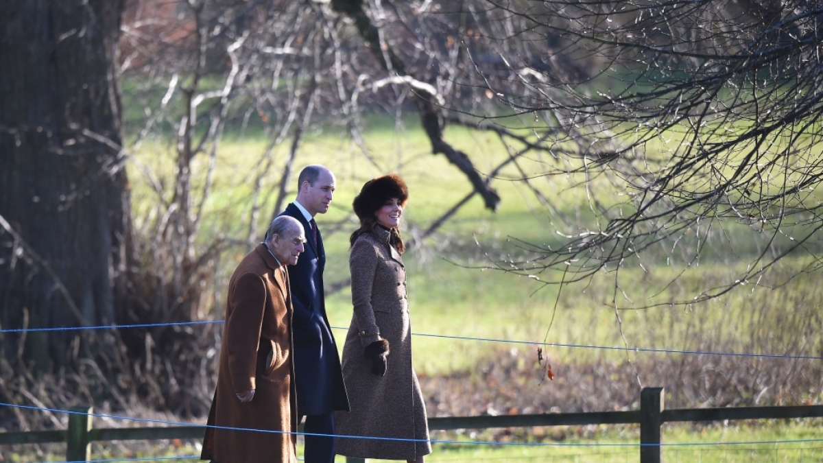 Vor dem Gottesdienst zeigten sich Prinz Philip, Prinz William und die schwangere Herzogin Kate in bester Laune. (Foto)