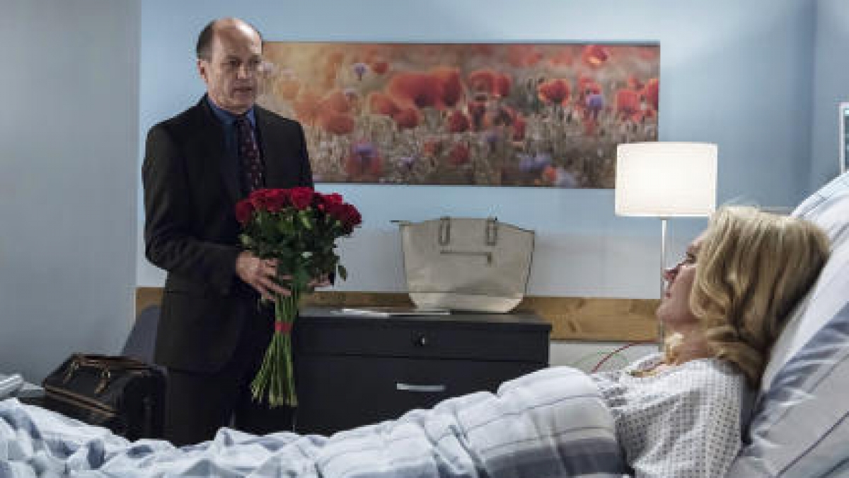 Wolfgang Berger (Horst G&uuml;nter Marx, l.) besucht seine Frau Hannah (Maike Bollow, r.) nach ihrem Noteingriff. Wird sie ihm die Aff&auml;re verzeihen? (Foto)