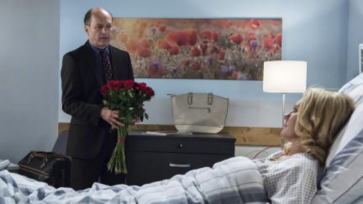 Wolfgang Berger (Horst Günter Marx, l.) besucht seine Frau Hannah (Maike Bollow, r.) nach ihrem Noteingriff. Wird sie ihm die Affäre verzeihen?
