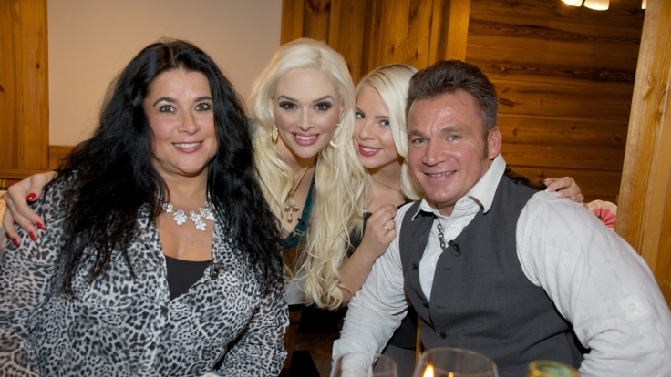 Daniela Katzenberger (2.v.l.) posiert mit ihren Eltern Iris und Jürgen und ihrer Schwester Jennifer 2015 nach der Taufe von Tochter Sophia.