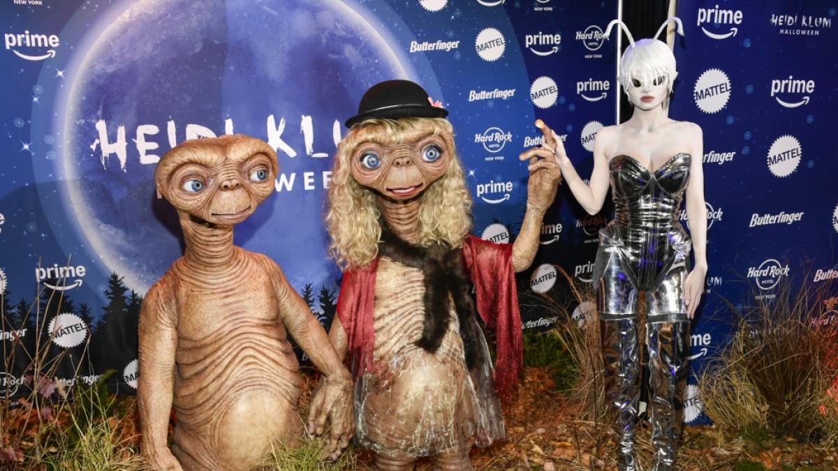 Gemeinsam posierte Heidi Klum mit ihrem Ehemann und Tochter Leni Olumi Klum bei ihrer 23. j&auml;hrliche Halloween-Party im Hard Rock Hotel New York auf dem roten Teppich. (Foto)
