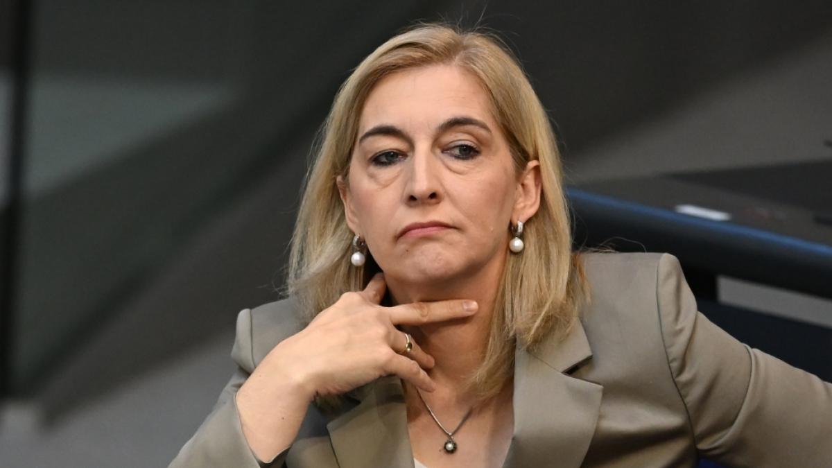 Bundesgesundheitsministerin Nina Warken (CDU) plant mit der Pflegereform breite K&uuml;rzungen. (Foto)