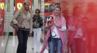 Corinna Schumacher (r.) strahlt während der Testfahrt ihres Sohnes Mick.