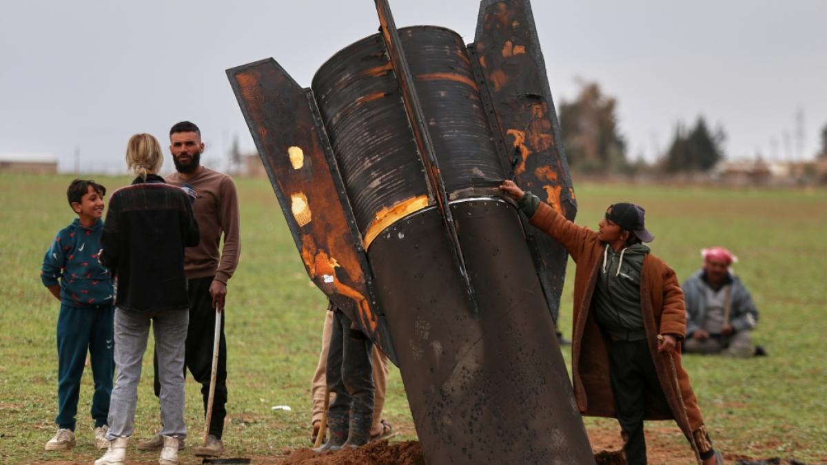 Der Iran hat im Nahost-Konflikt mehrere Staaten attackiert. Hier stehen Menschen neben einer nicht explodierten Rakete auf einem Feld. (Foto)