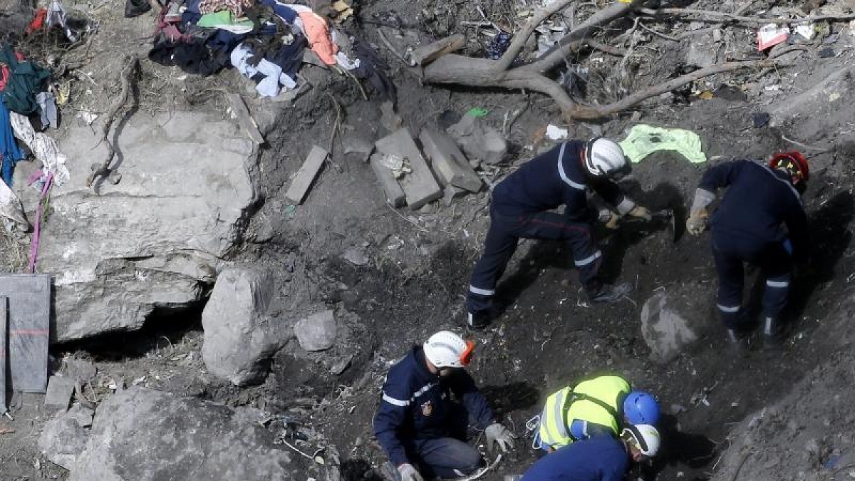 Rettungskr&auml;fte durchsuchen Tr&uuml;mmerteile an der Ungl&uuml;cksstelle des Flugs 4U 9525 in den franz&ouml;sischen Alpen. (Foto)