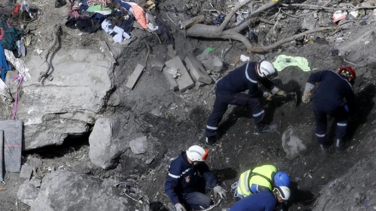 Rettungskräfte durchsuchen Trümmerteile an der Unglücksstelle des Flugs 4U 9525 in den französischen Alpen.