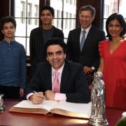 Rolando Villazón mit seinen Söhnen Matteo und Dario, seiner Frau Lucia und Bremens Bürgermeister Carsten Sieling (2016).