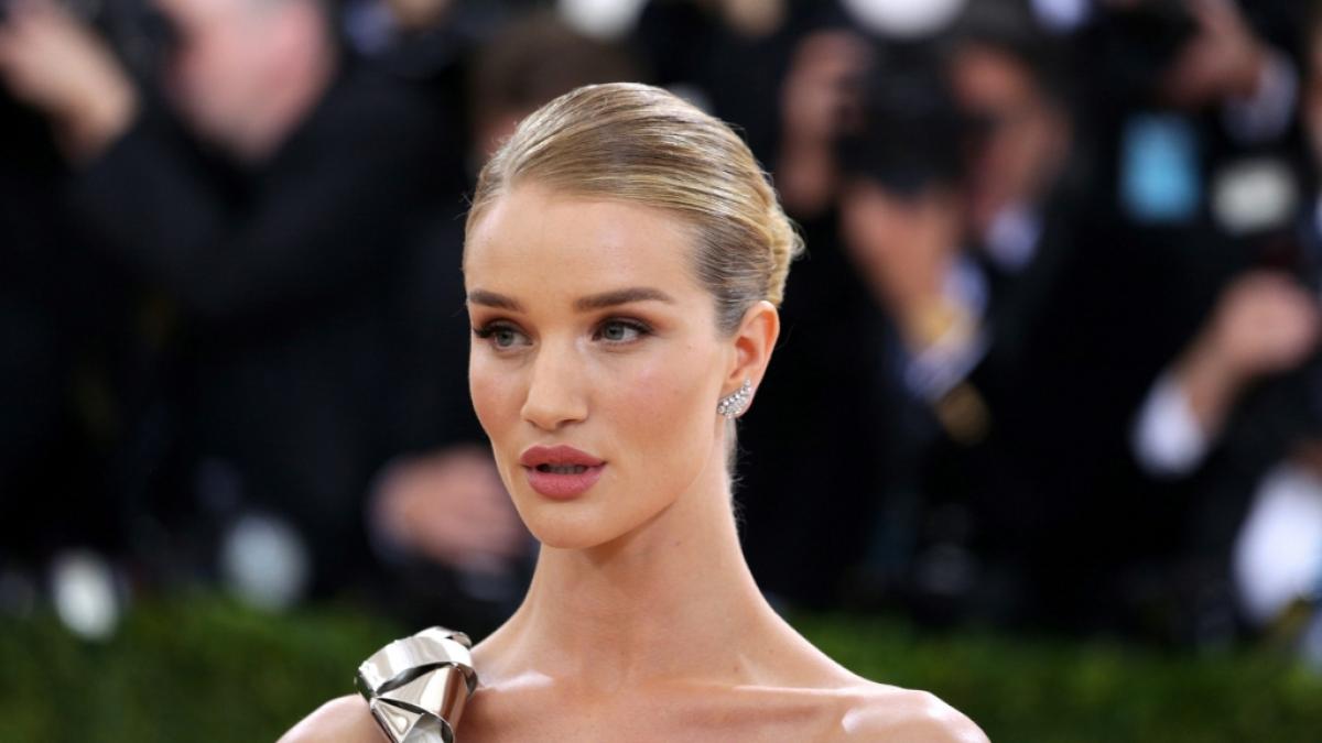 Rosie Huntington-Whiteley&nbsp;sorgt im gewagten Netz-Suit f&uuml;r Schnappatmung. (Foto)