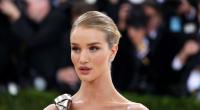 Rosie Huntington-Whiteley sorgt im gewagten Netz-Suit für Schnappatmung.