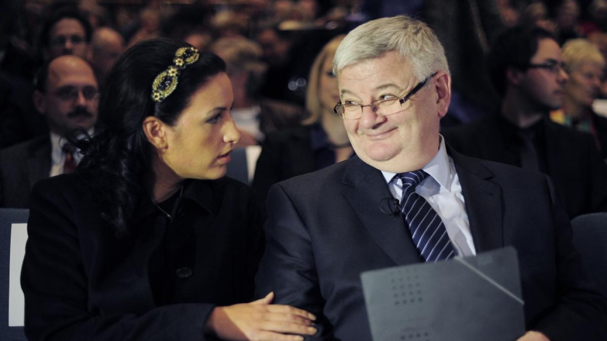 Der ehemalige Au&szlig;enminister Joschka Fischer und seine Frau Minou Barati-Fischer 2010 bei einer Buchvorstellung. (Foto)