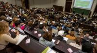 Studierende nehmen an einer Einführungsveranstaltung im Audimax der LMU München teil - die Universität gilt als eine der besten Deutschlands.