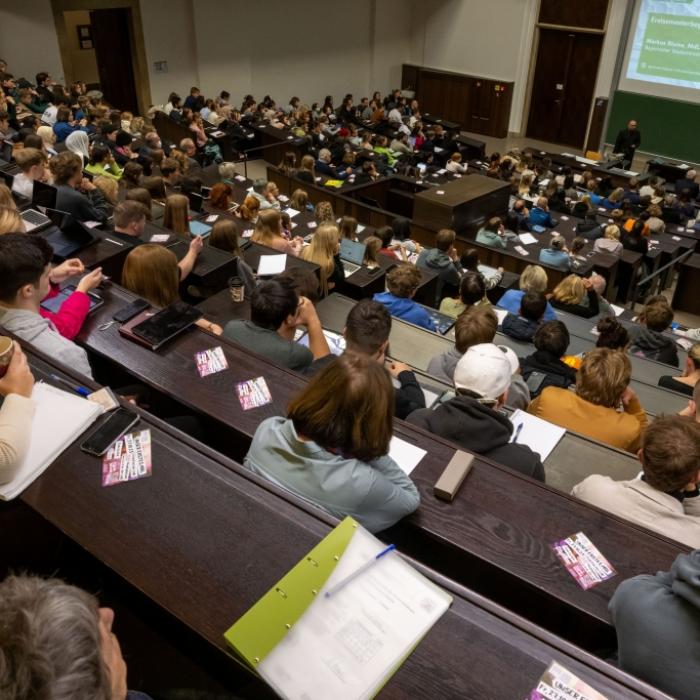 Studierende nehmen an einer Einführungsveranstaltung im Audimax der LMU München teil - die Universität gilt als eine der besten Deutschlands.
