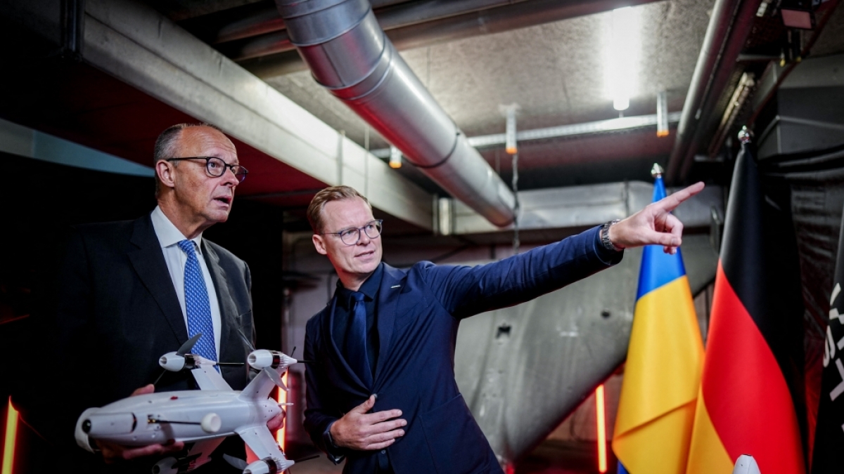 Bundeskanzler Friedrich Merz (l, CDU) schaut sich in der ukrainischen Hauptstadt Kiew die Jet-J&auml;ger Abfangdrohne Spys, die in der Ukraine von Quantum WIY Industries entwickelt wurde, neben dem Quantum-Gesch&auml;ftsf&uuml;hrer Sven Kruck an. (Foto)