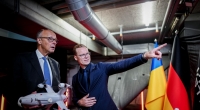 Bundeskanzler Friedrich Merz (l, CDU) schaut sich in der ukrainischen Hauptstadt Kiew die Jet-Jäger Abfangdrohne Spys, die in der Ukraine von Quantum WIY Industries entwickelt wurde, neben dem Quantum-Geschäftsführer Sven Kruck an.