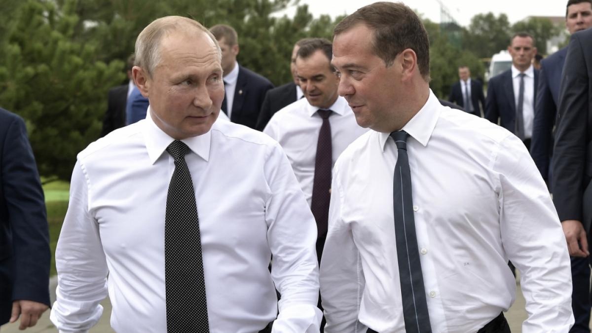 Wladimir Putin und Dmitri Medwedew im Gespr&auml;ch. (Foto)