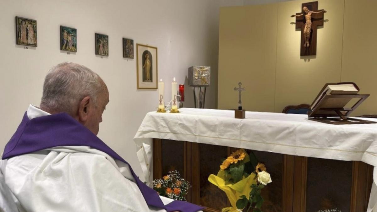 Papst Franziskus zelebriert eine Messe in der Kapelle der Poliklinik Agostino Gemelli in Rom, in der er seit Mitte Februar wegen einer schweren Lungenentz&uuml;ndung behandelt wird. (Foto)