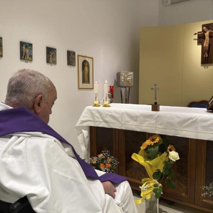 Erstes Foto seit Klinik-Einlieferung - wie geht es dem Kirchenoberhaupt aktuell?