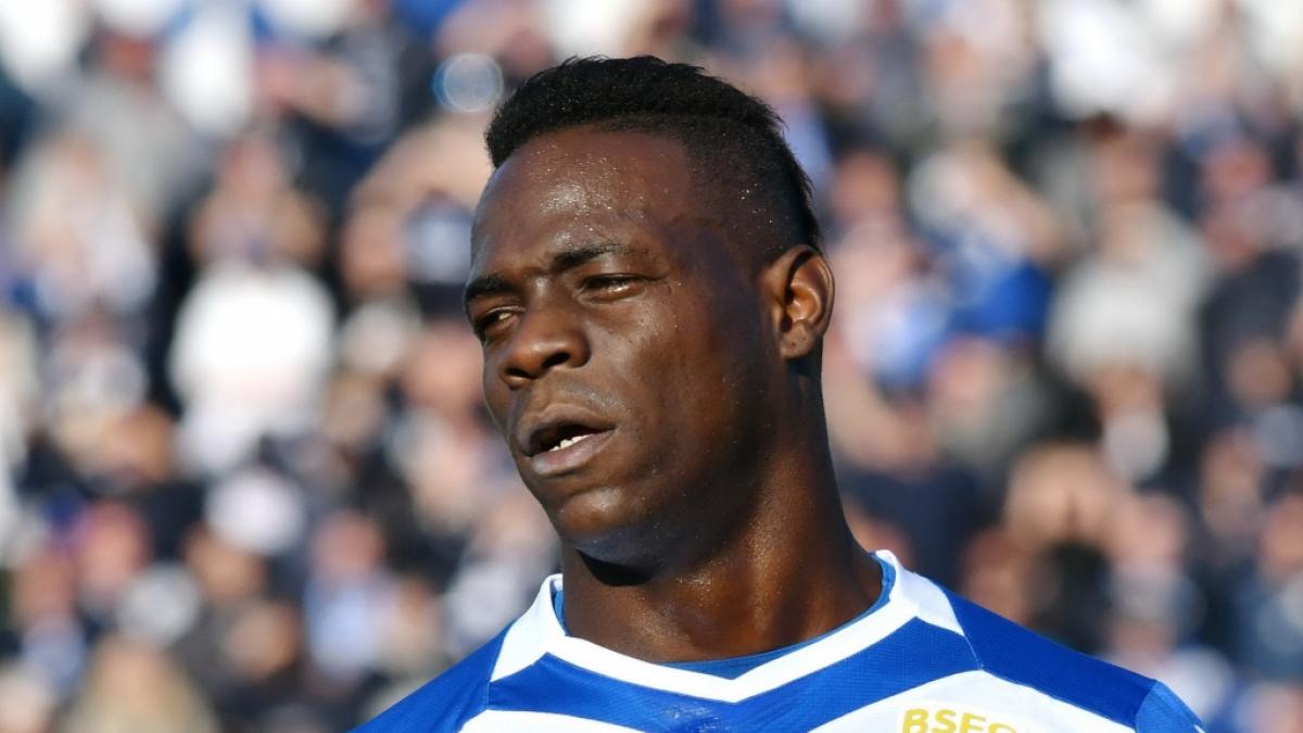 Fu&szlig;ball-Star Mario Balotelli (hier noch im Trikot seines Ex-Vereins Brescia Calcio) hat Gl&uuml;ck, dass er nach dem Horror-Unfall noch am Leben ist. (Foto)
