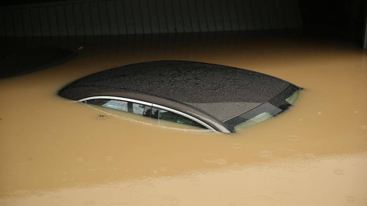 Das Hochwasser in NRW hat ganze Autos weggesp&uuml;lt. (Foto)