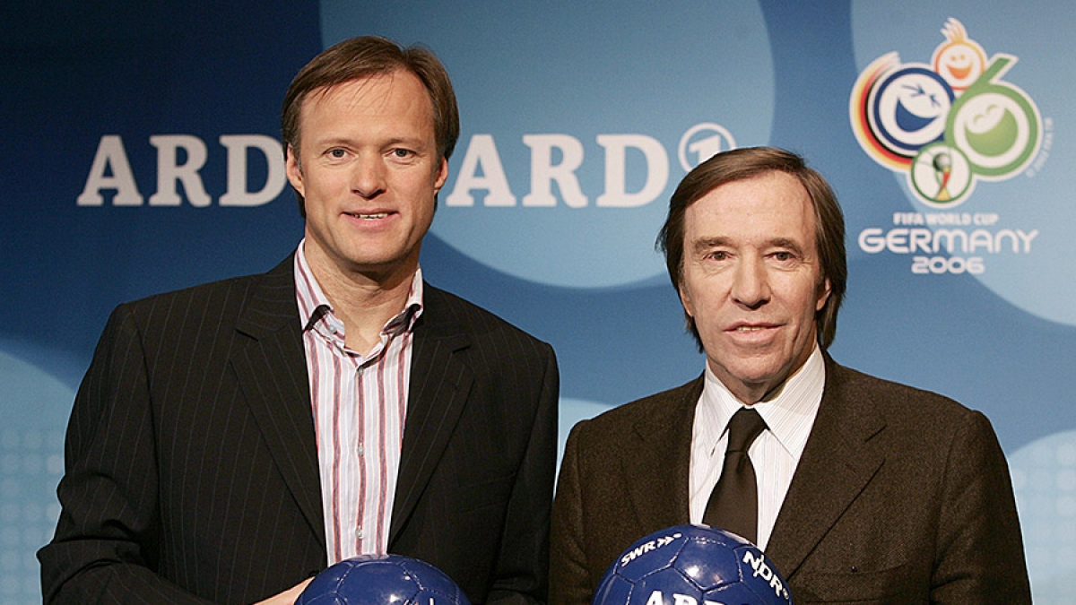 Das Moderatoren-Duo Gerhard Delling (li.) und G&uuml;nter Netzer sollen von der ARD Millionen erhalten haben. (Foto)