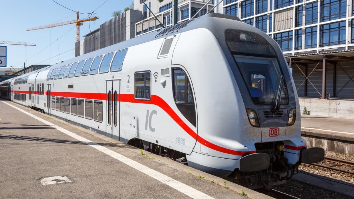 Ein Jugendlicher (14) wurde von einem Intercity erfasst und starb. (Symbolfoto) (Foto)
