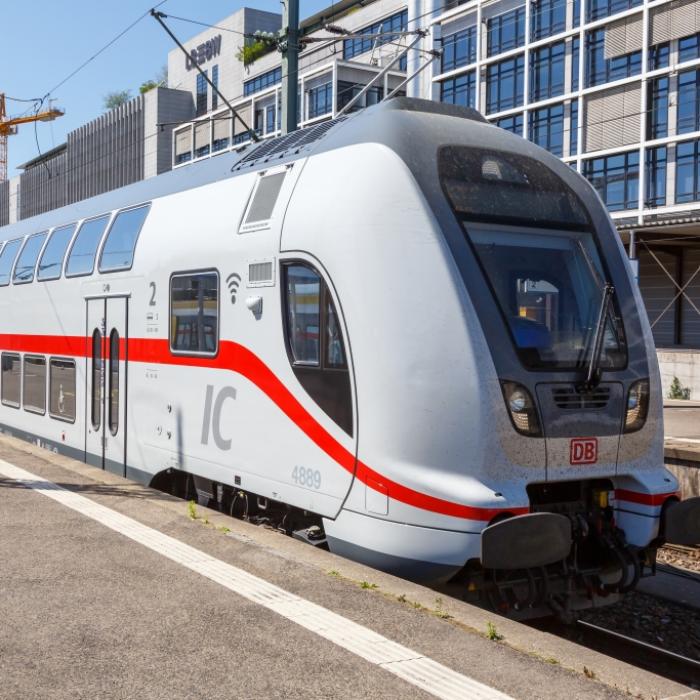 Teenager (14) betritt Gleise und wird von IC erfasst - tot