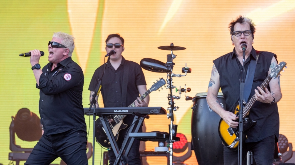 Die Band The Offspring performt auf der B&uuml;hne. (Foto)