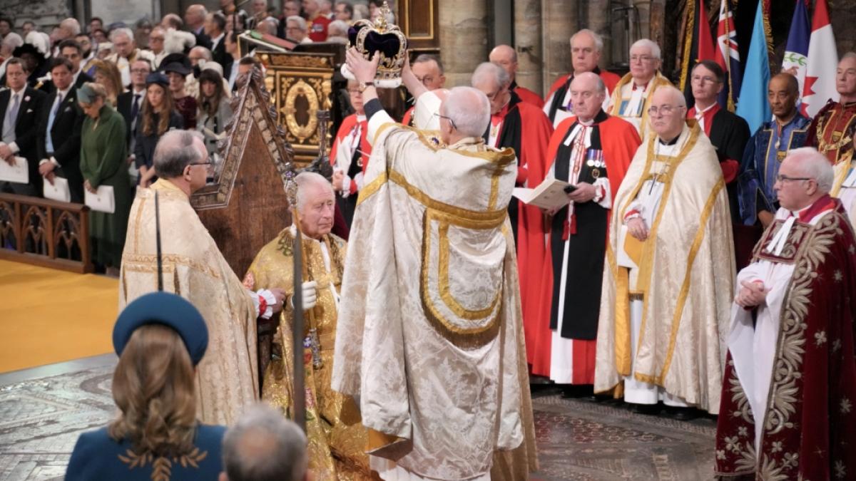 K&ouml;nig Charles III. erh&auml;lt die Edwardskrone w&auml;hrend der Kr&ouml;nungszeremonie in der Westminster Abbey. (Foto)