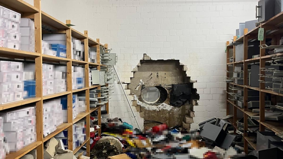 Ein gro&szlig;es Loch ist in der Wand des Tresorraums einer Sparkasse und fast alle Schlie&szlig;f&auml;cher aufgebrochen - ein Alptraum f&uuml;r Bankkunden. (Foto)