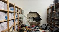 Ein großes Loch ist in der Wand des Tresorraums einer Sparkasse und fast alle Schließfächer aufgebrochen - ein Alptraum für Bankkunden.