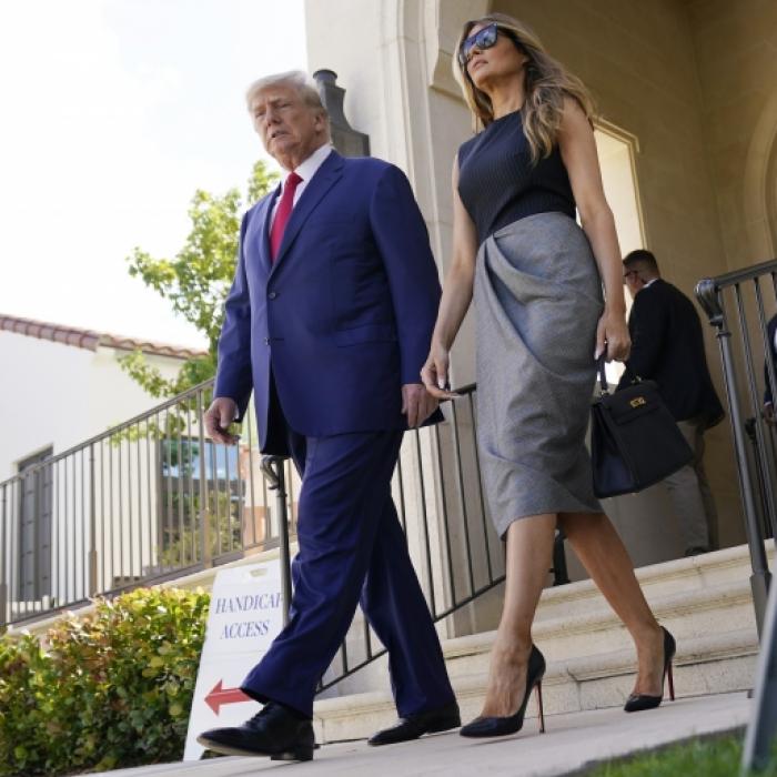 Eiskalt-Melania verzieht keine Mine! Er droht mit 