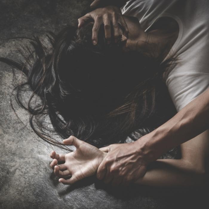Mob treibt Frau (20) nach Gruppenvergewaltigung durch die Straße
