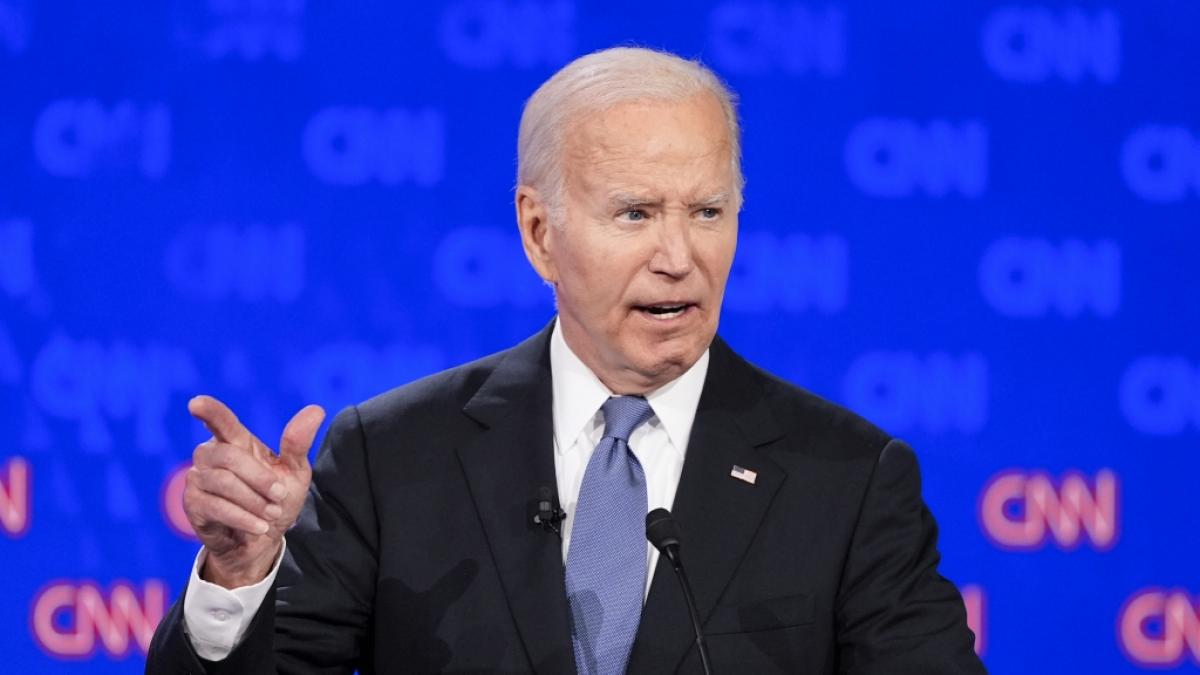 Nach dem TV-Duell gegen Donald Trump steht Joe Biden nicht nur wegen seines wirren Auftritts unter Beschuss. Im Netz spekulieren etliche Zuschauer &uuml;ber einen m&ouml;glichen Beauty-Eingriff. (Foto)