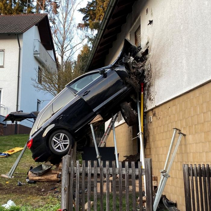 Auto kracht in Hauswand - Fahrer bei Aufprall getötet