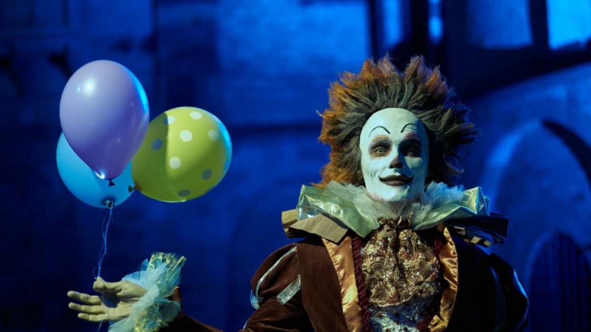 Als Clown getarnt jagt der M&ouml;rder in "Carneval - Der Clown bringt den Tod" seine Opfer. (Foto)