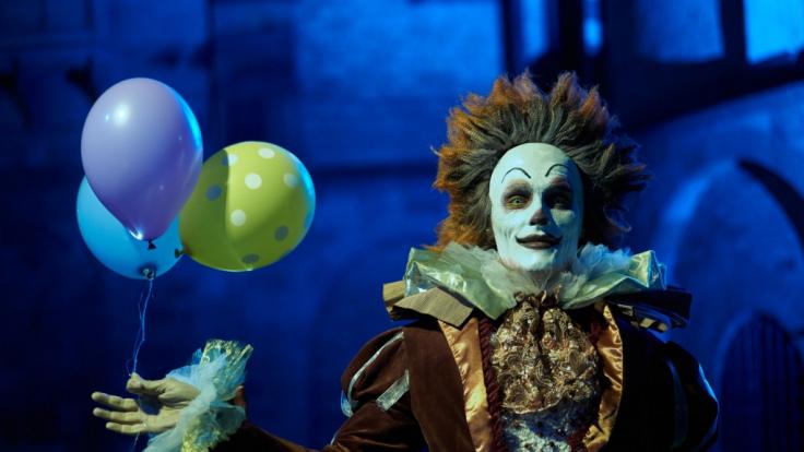 Als Clown getarnt jagt der Mörder in