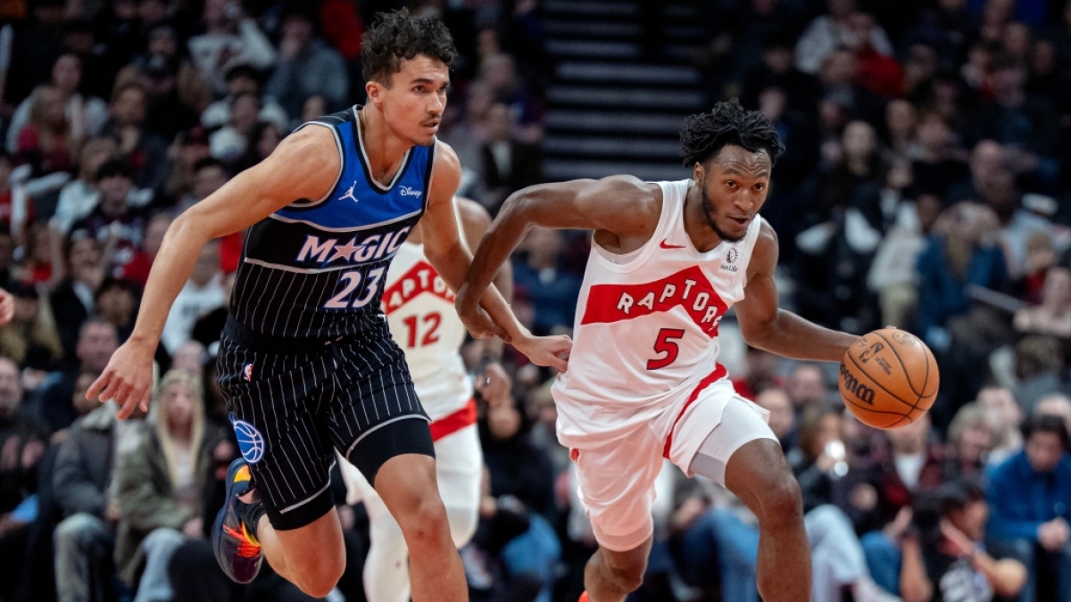 Immanuel Quickley von den Toronto Raptors trippelt den Ball gegen Tristan da Silva von der Orlando Magic, am 29.12.2025. (Symbolbild) (Foto)