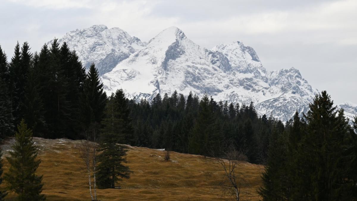 Auf der Zugspitze bei Garmisch-Partenkirchen st&uuml;rzte ein Bergsteiger 400 Meter in die Tiefe. (Foto)
