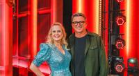 Barbara Schöneberger und Hans Sigl stehen nach ihrem Auftritt bei der 