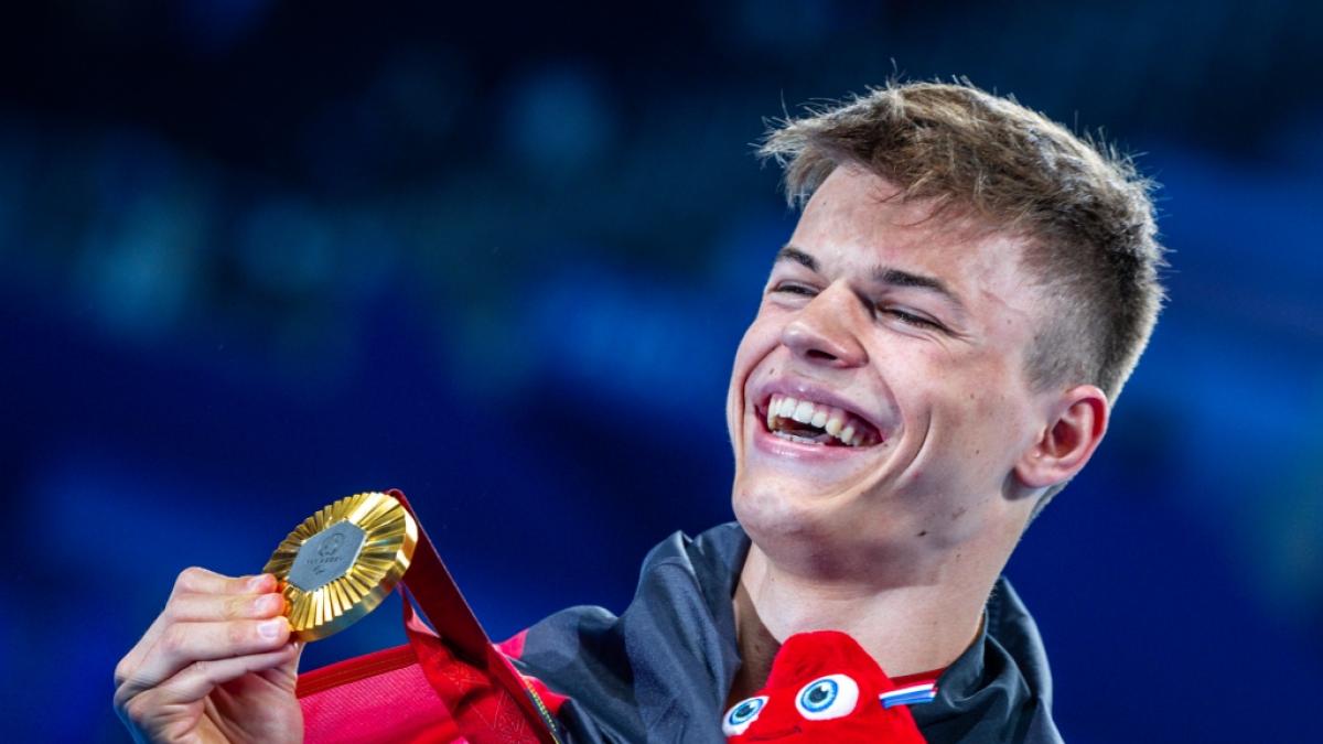 Taliso Engel vom deutschen Para-Team mit seiner Goldmedaille in Paris 2024. (Foto)