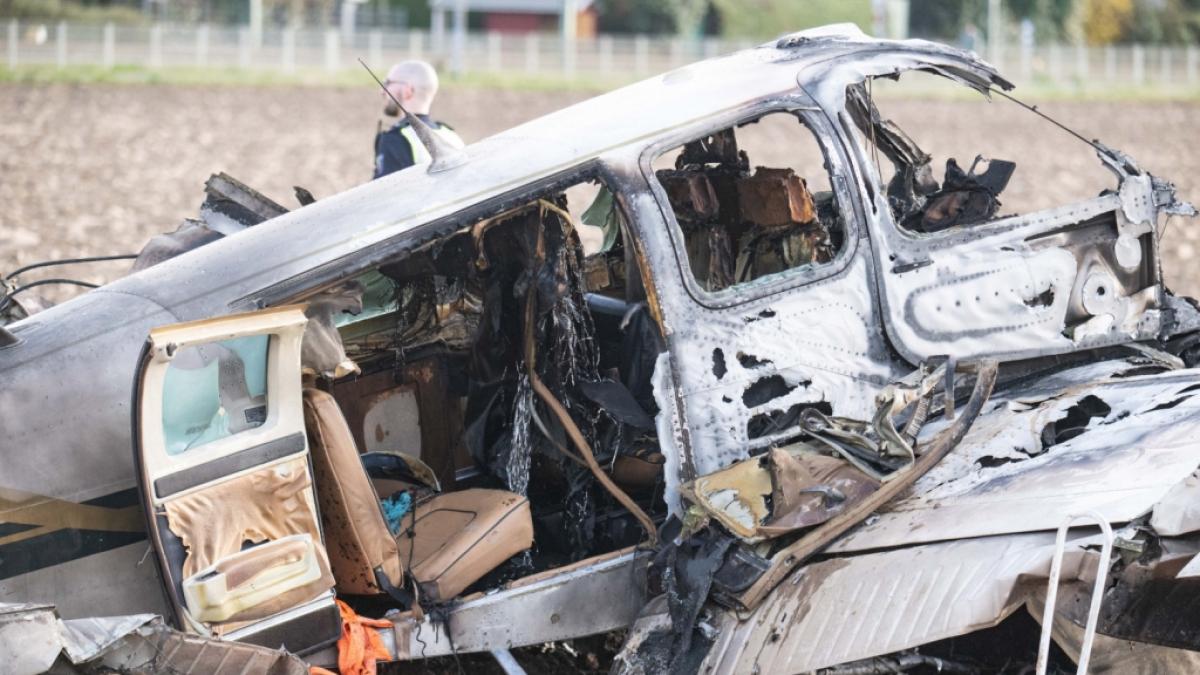 Eine kleine Propellermaschine ist in St. Augustin bei Bonn auf ein Feld gest&uuml;rzt und in Brand geraten. (Foto)