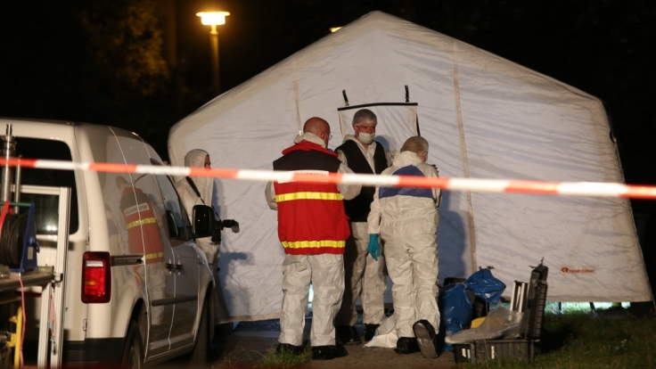 Polizisten sichern den Tatort in Quedlinburg.