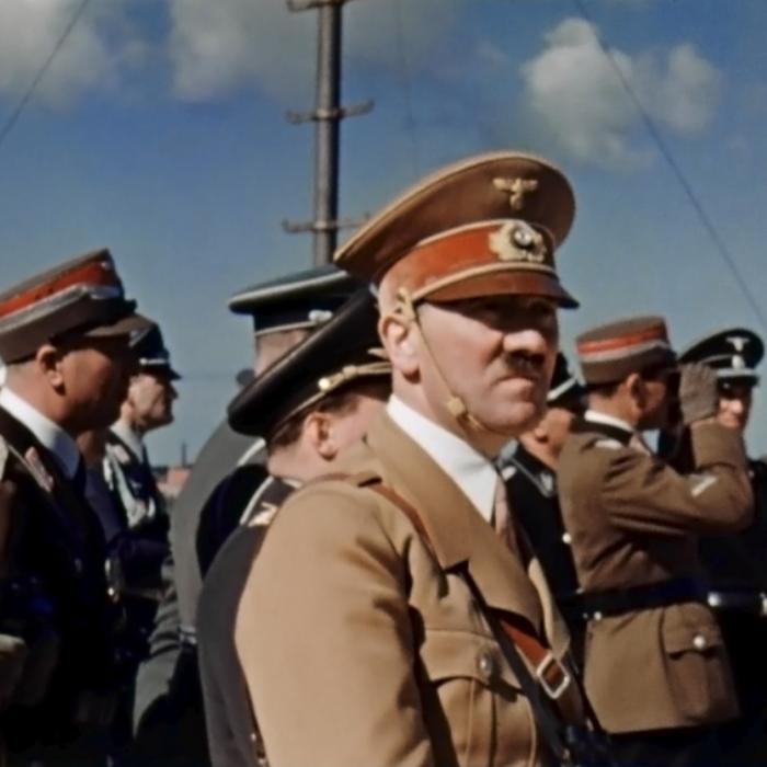 DAS denkt Adolf Hitlers Großneffe über die Kanzlerin