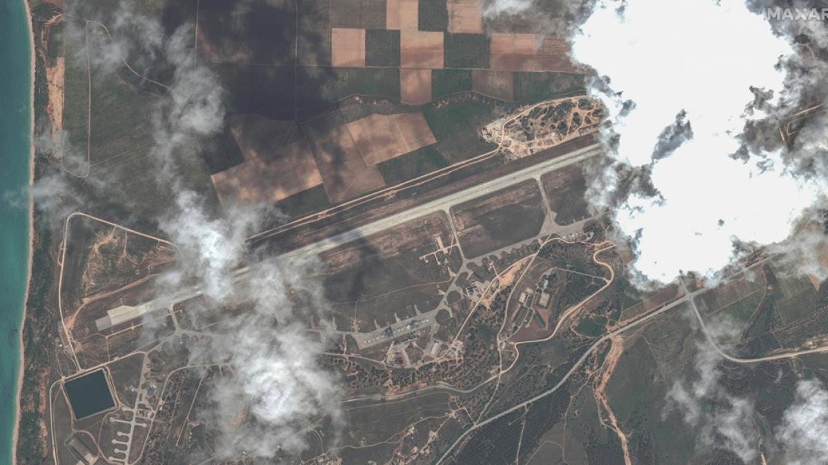 Dieses von Maxar Technologies ver&ouml;ffentlichte Bild zeigt einen &Uuml;berblick &uuml;ber den Luftwaffenst&uuml;tzpunkt Belbek in der N&auml;he von Sewastopol auf der Krim. (Foto)