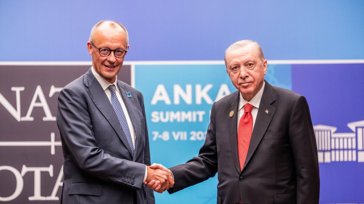 Bundeskanzler Friedrich Merz gibt Recep Tayyip Erdoğan, Pr&auml;sident der T&uuml;rkei, die Hand beim Nato-Gipfel. (Foto)