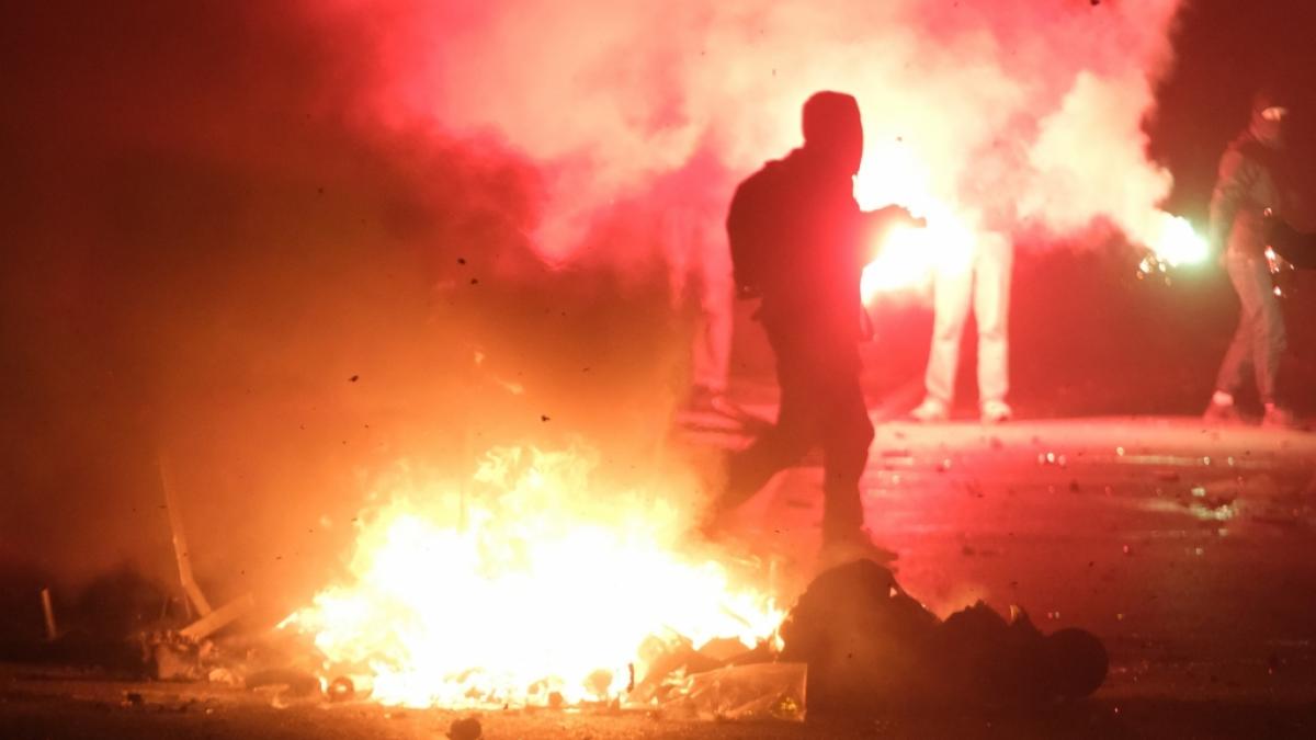 In vielen deutschen St&auml;dten (Bild: Leipzig-Connewitz) randalierten Chaoten an Silvester und griffen die Polizei an. In Heilbronn wurde nun ein Mann (30) deswegen verurteilt. (Foto)